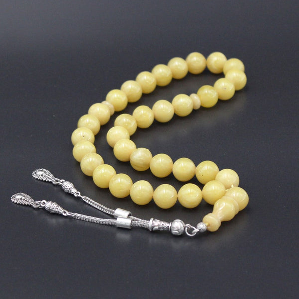 Sandalous musky rosary in a distinctive lemon color, a medium bead woven with strong fluorocarbon thread and a crochet made of a mixture of antimony and metal.